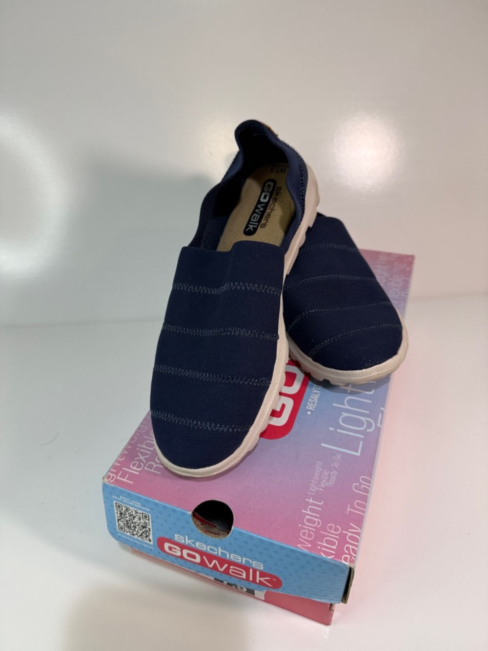 Skechers Navy Slip-On OASIS Walk Sneakers Size 7.5